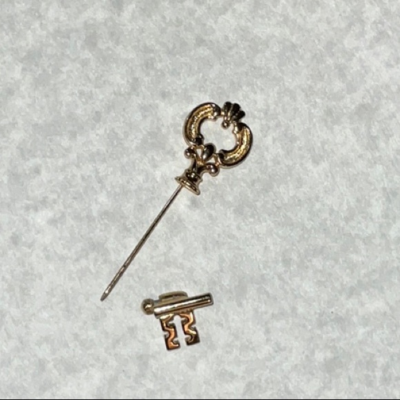 Avon 1978 Fashion Keynote Stickpin Skeleton Key Shaped Gold Toned Metal Vintage - Picture 3 of 8